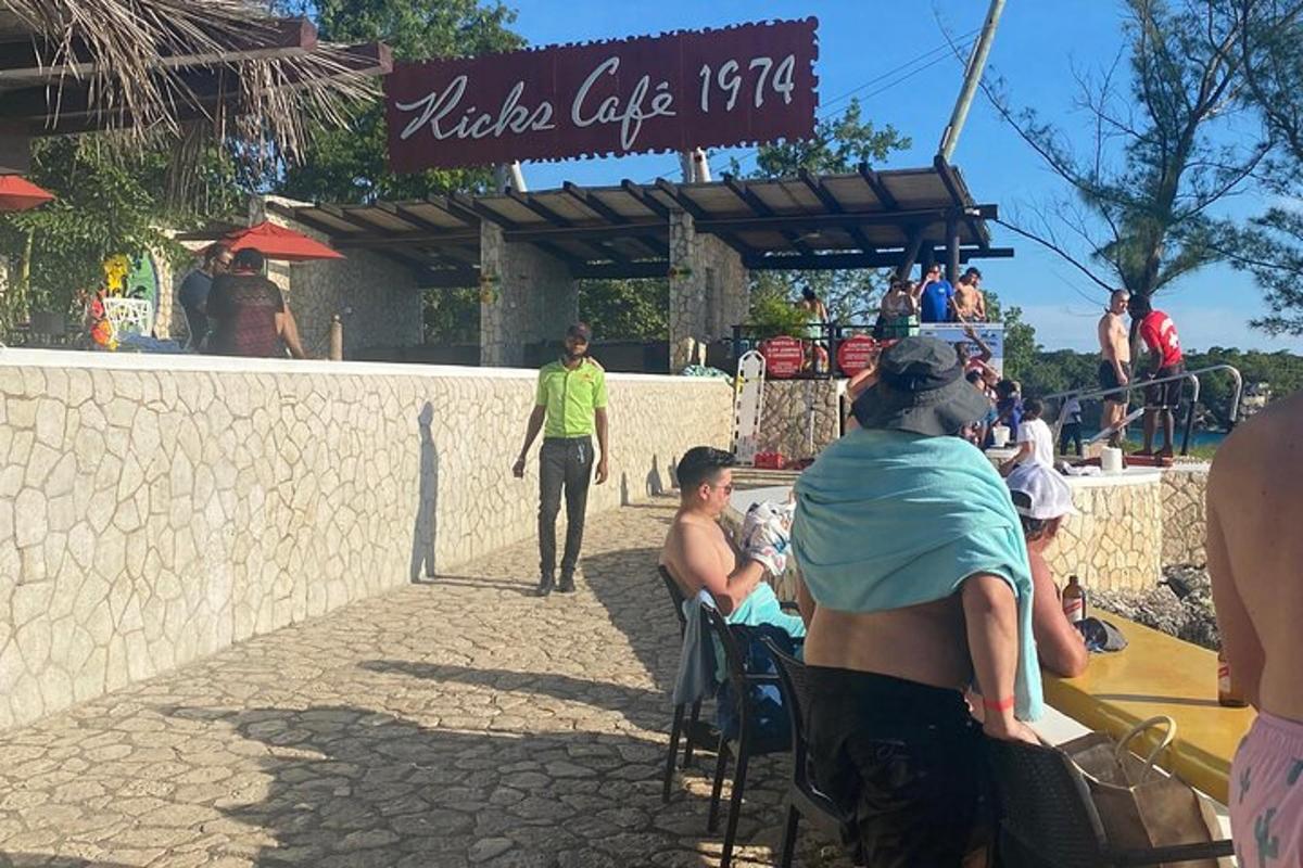 un gruppo di persone sedute su delle sedie a una festa