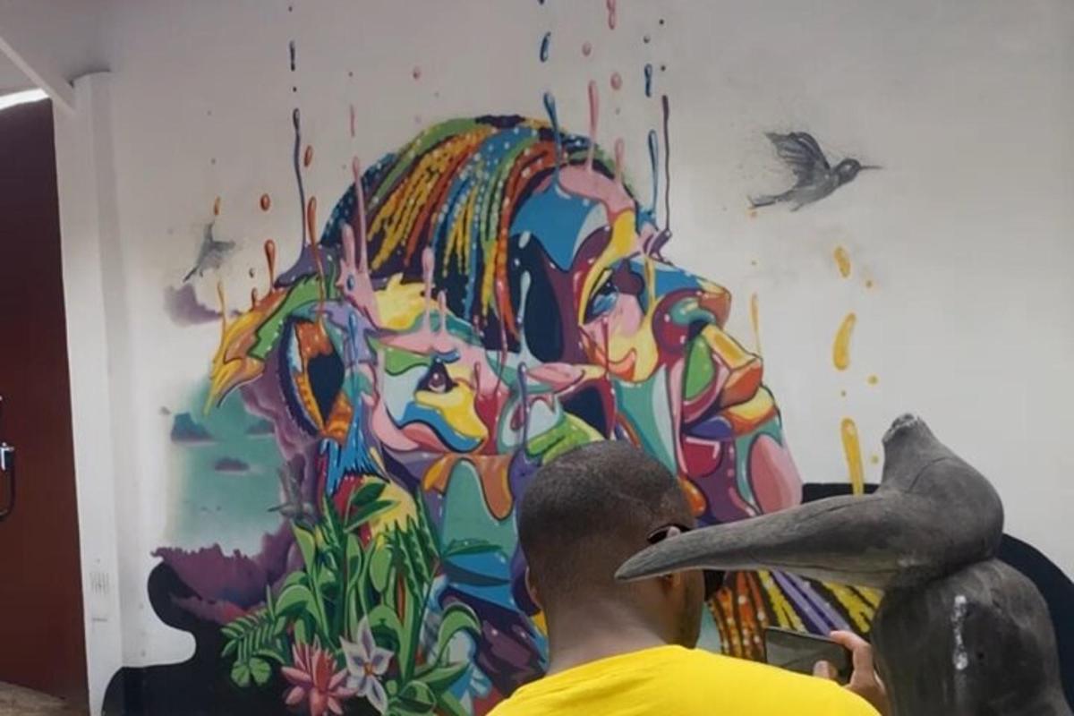 Un hombre está pintando un mural en una pared.