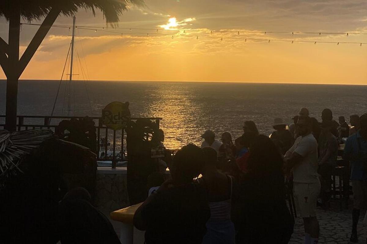 un gruppo di persone che guardano il tramonto su una nave da crociera