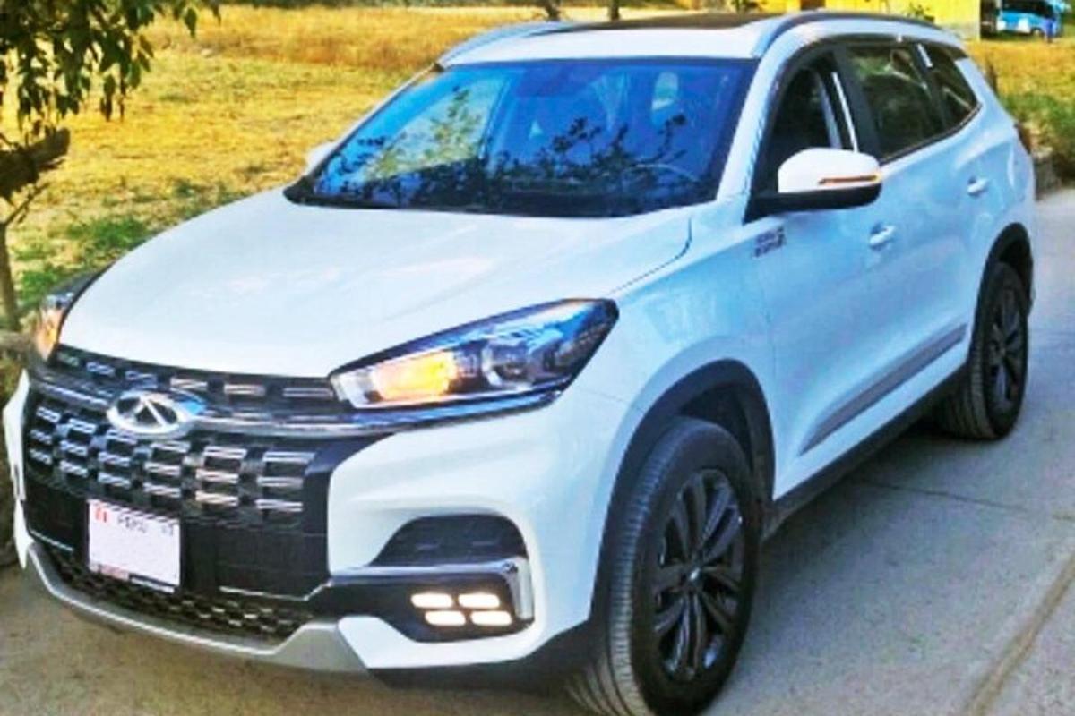 білий позашляховик, припаркований на під'їзній доріжці