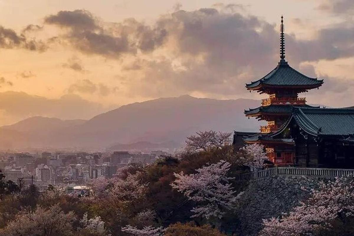 pagoda na vrhu hriba z mestom