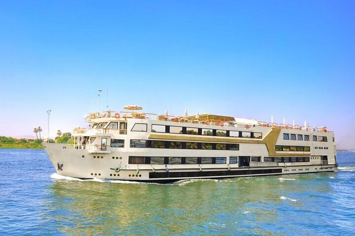 un crucero en el agua en el agua
