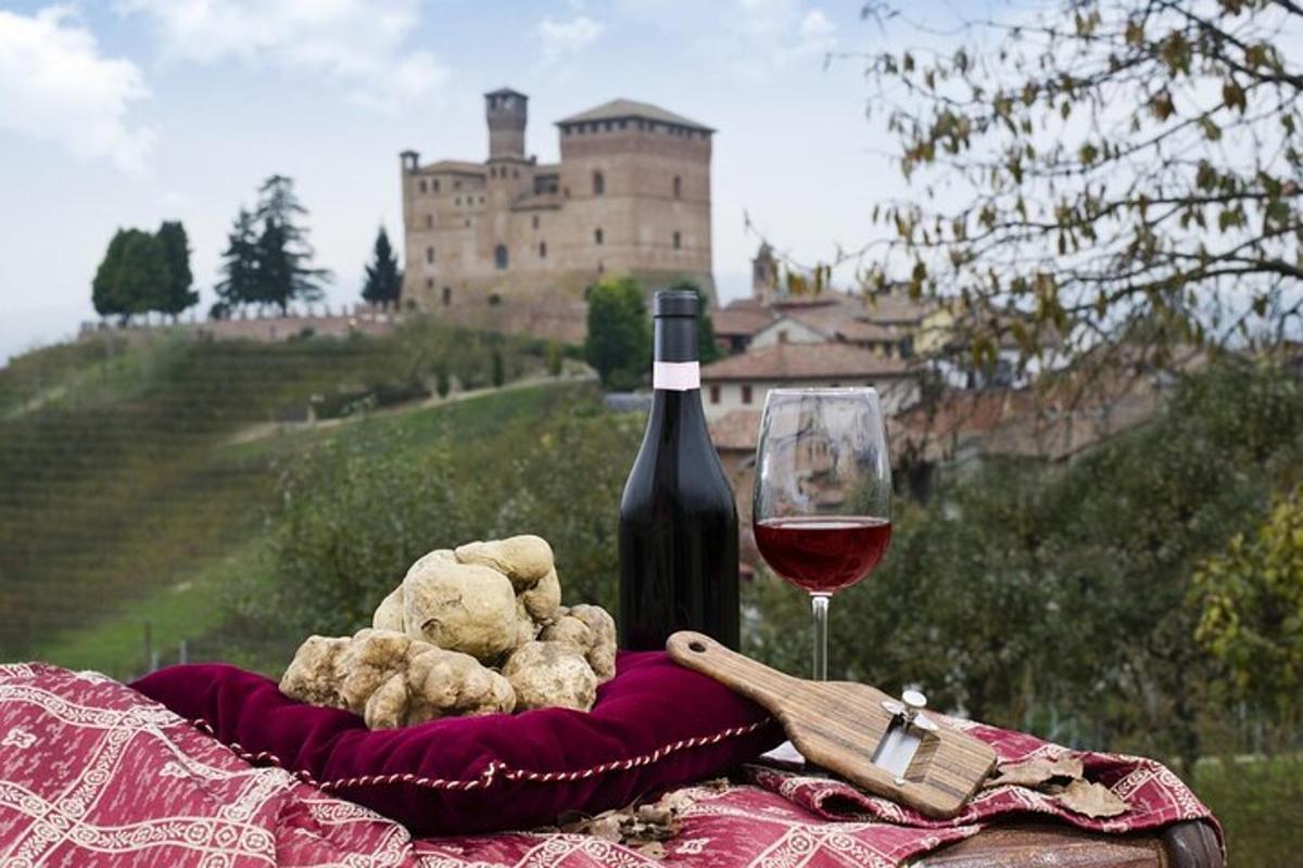 uma garrafa de vinho e ursinhos de pelúcia e um copo