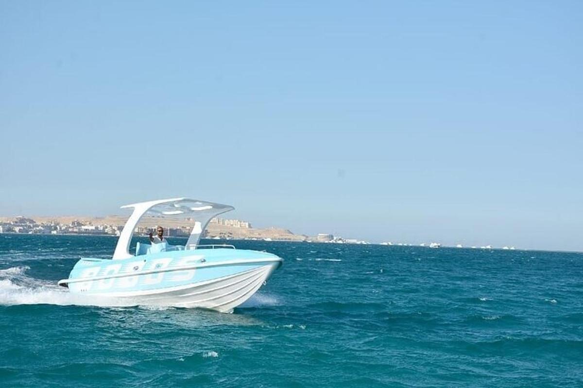 um barco azul e branco na água