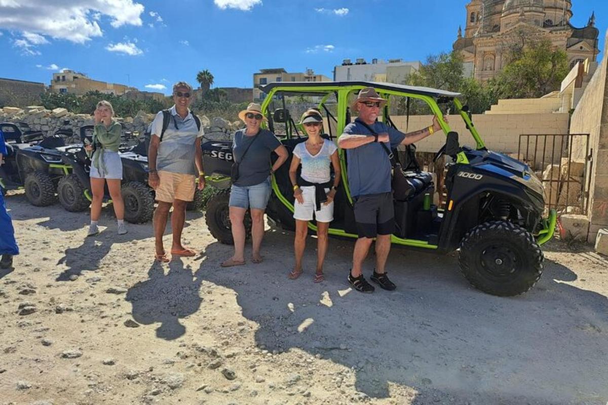 en gruppe mennesker, der står foran en jeep