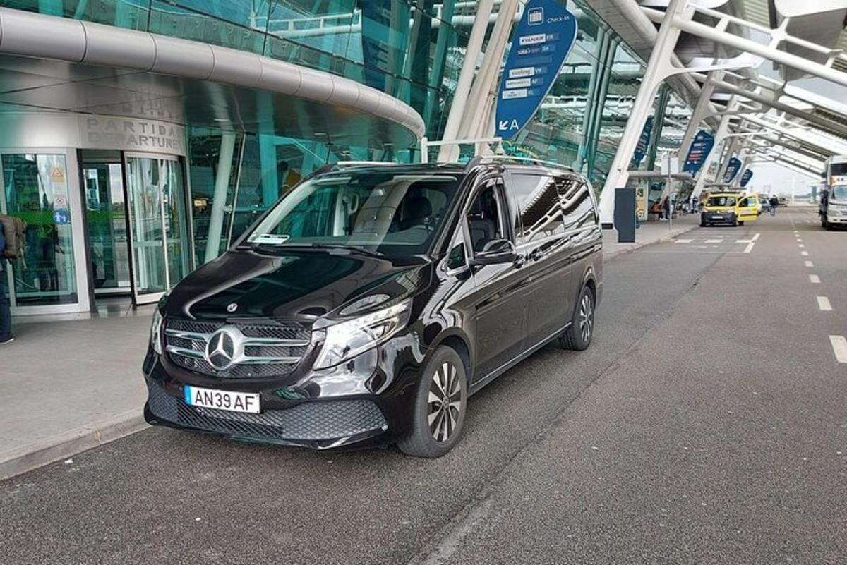 malé auto zaparkované pred budovou