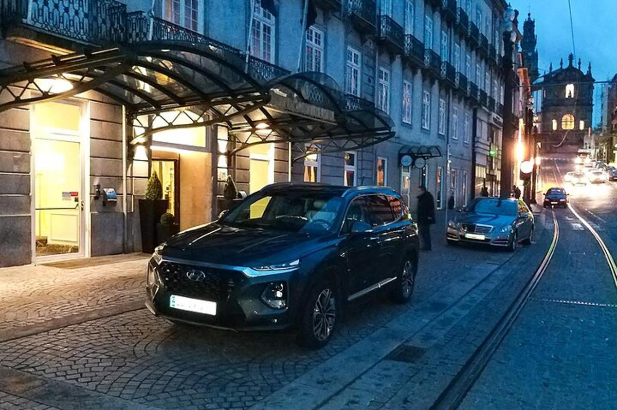 en sort bil parkeret på en bygade om natten
