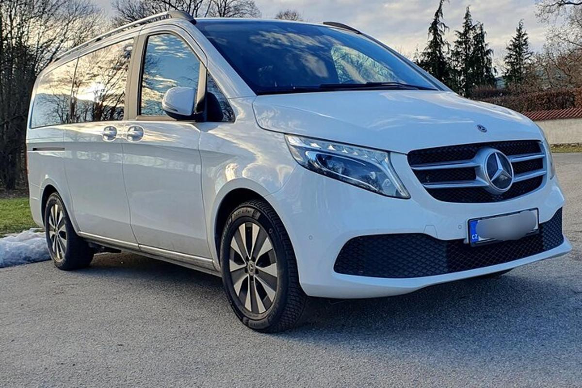 biele auto zaparkované na parkovisku