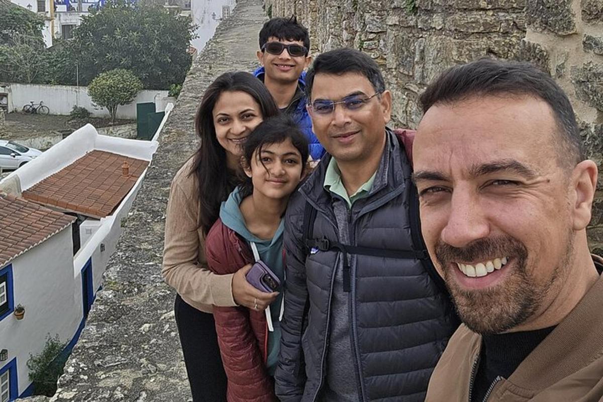un gruppo di persone che posano per una foto