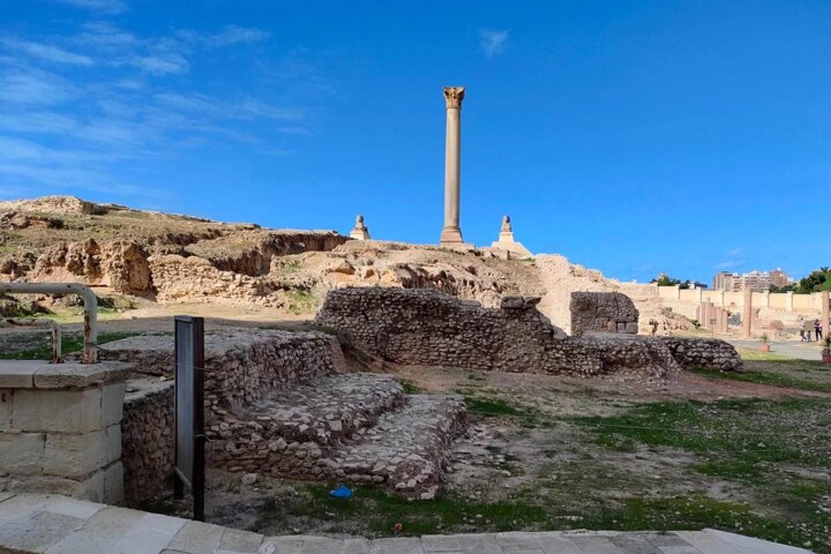 un grup de ruïnes amb un monument al fons