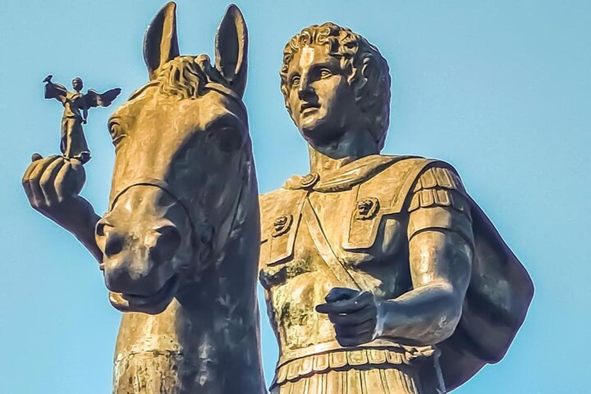una estàtua d'un home muntant a cavall