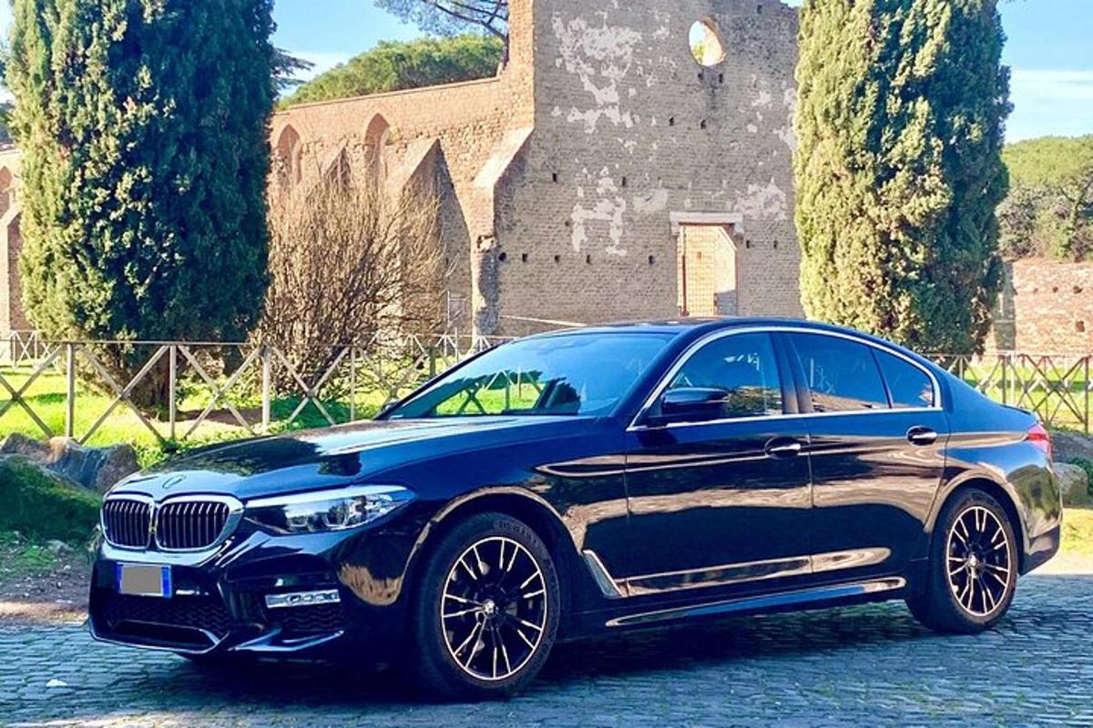 Modré BMW zaparkované před budovou