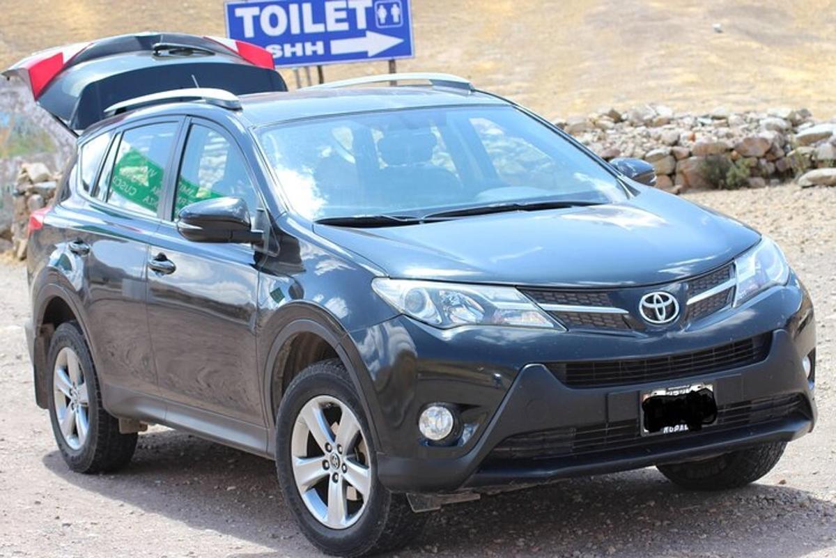 Modrá Toyota se surfovacím prknem na střeše