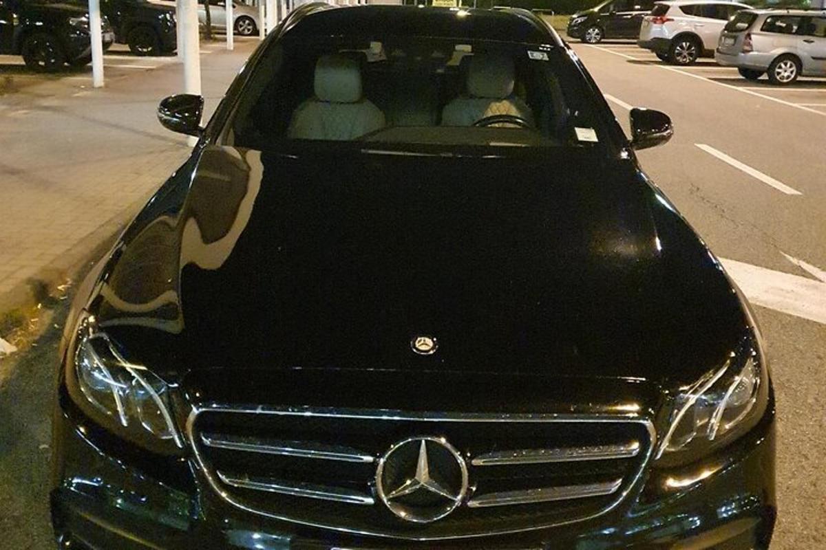 Auto Acedes Benz zaparkované na parkovišti