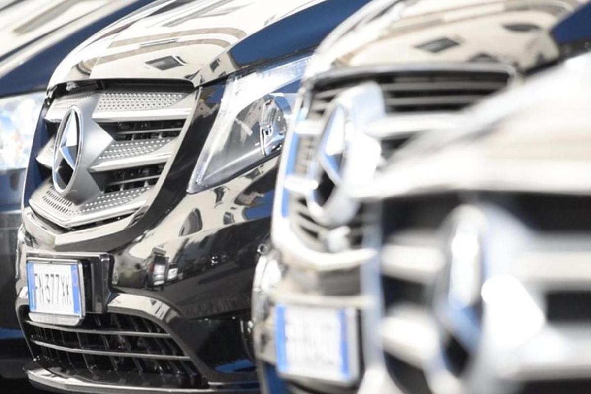 kaksi vierekkäin pysäköityä kuorma-autoa