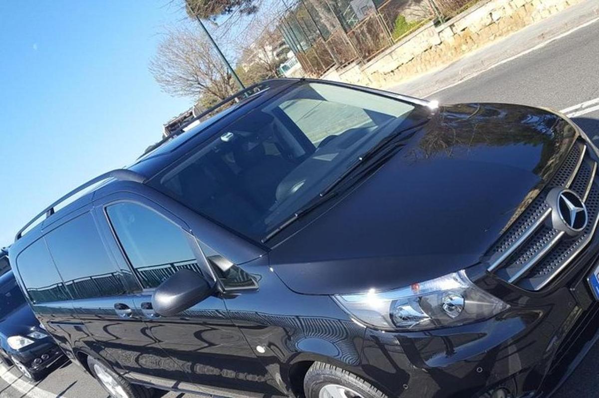 černé auto zaparkované na kraji ulice