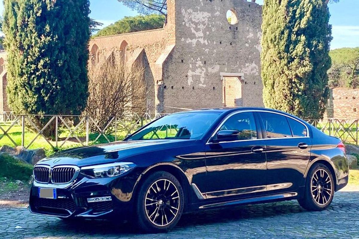 Modré BMW zaparkované před budovou