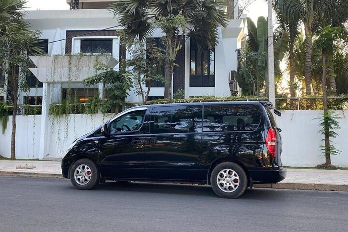 črn kombi parkiran ob strani ulice