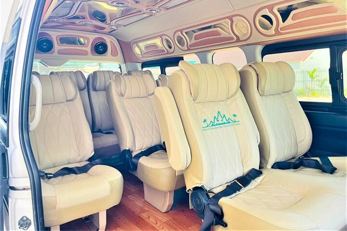 kombi z belimi sedeži v sobi