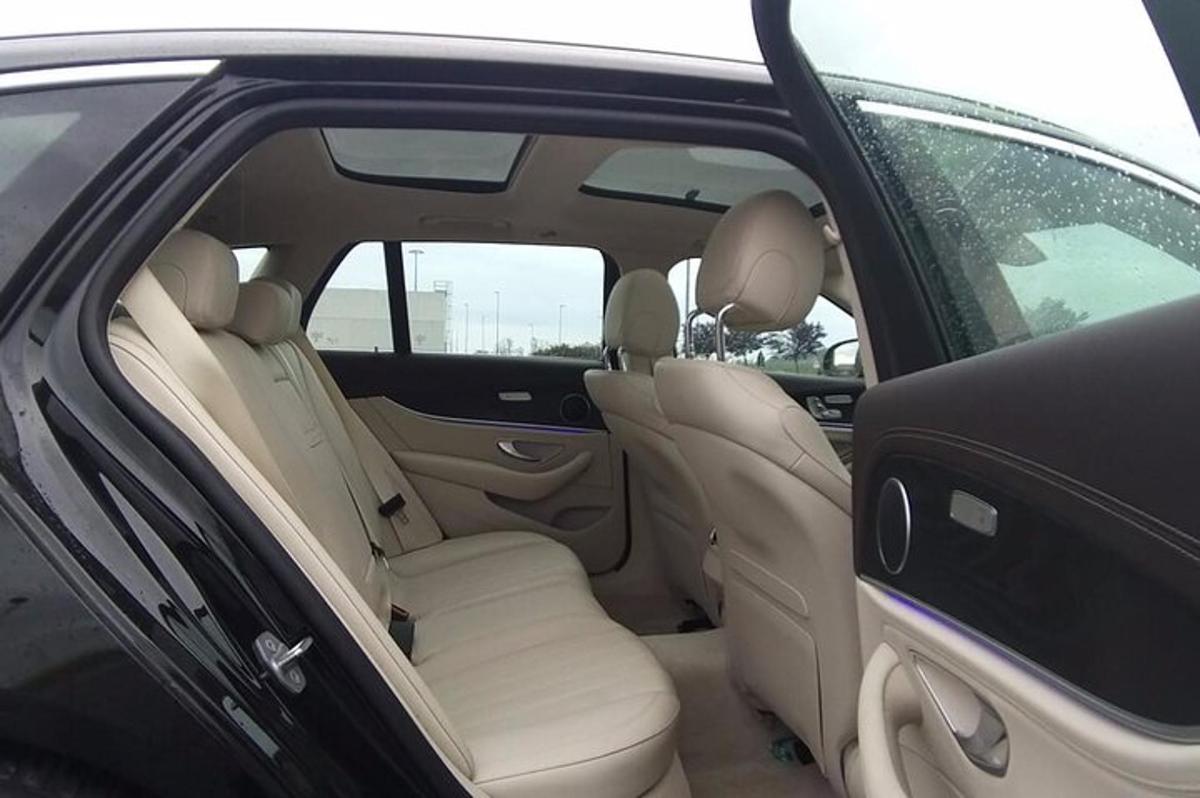 pemandangan tempat duduk belakang kereta