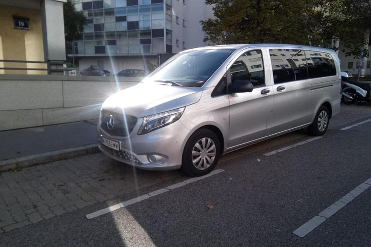 sebuah mobil van berwarna perak terparkir di pinggir jalan