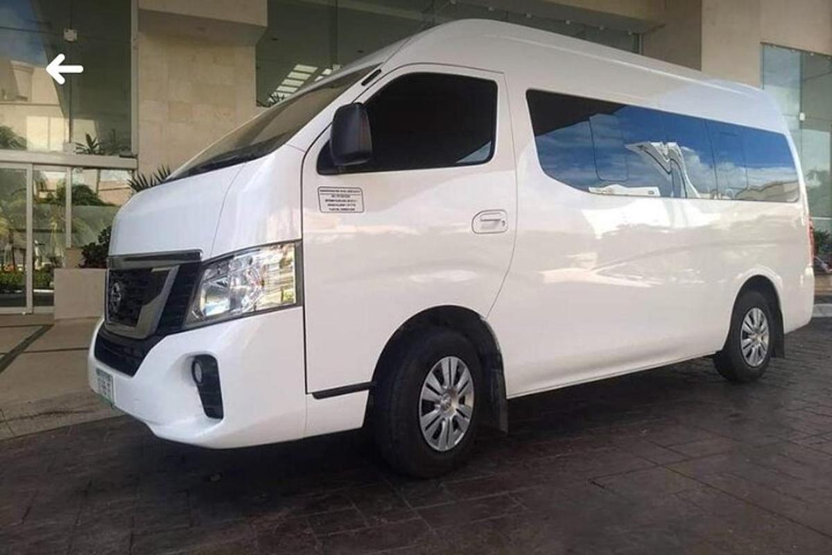 un furgone bianco parcheggiato davanti a un edificio