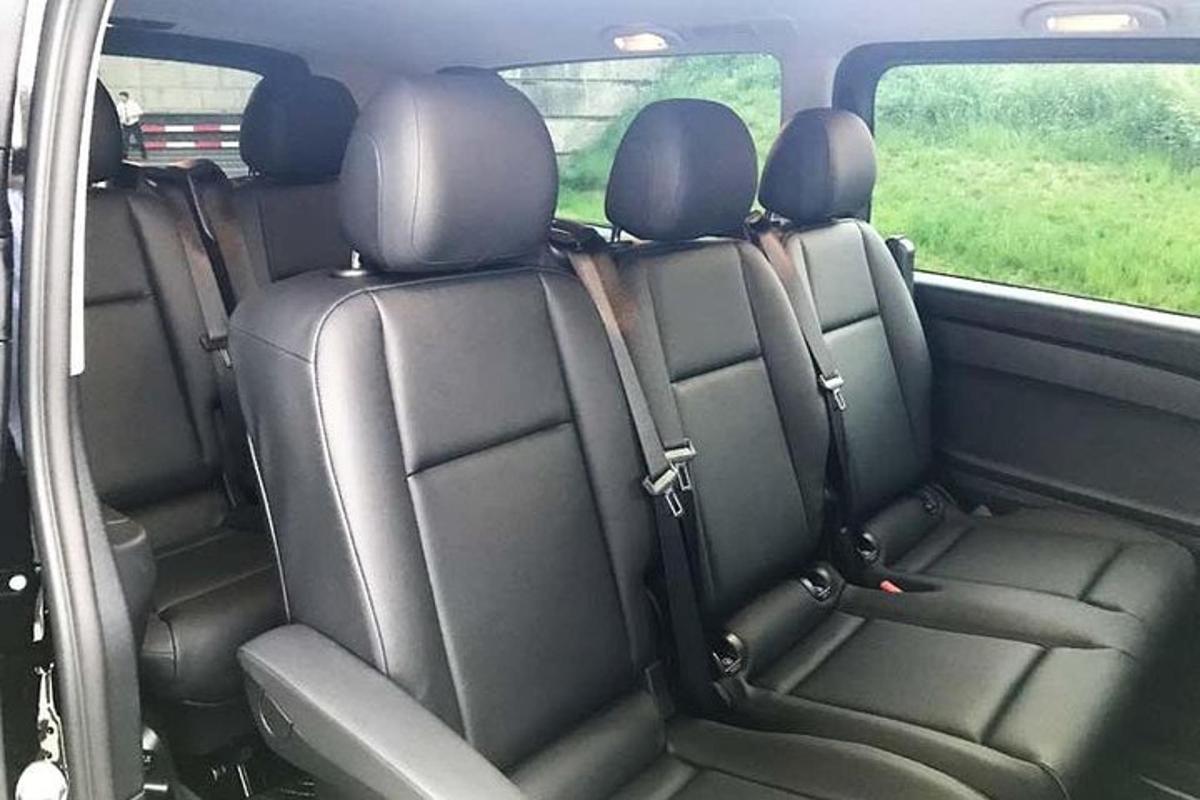 dua kursi di belakang mobil
