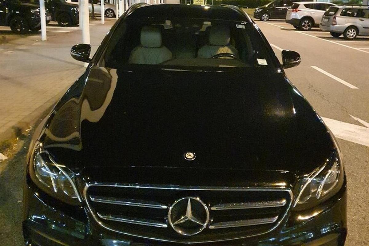 автомобіль Mercedes Benz, припаркований на парковці
