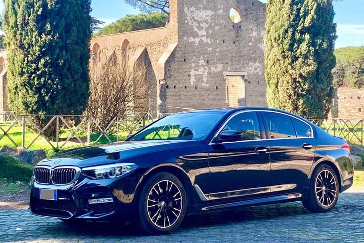 juodas automobilis, pastatytas priešais pilį