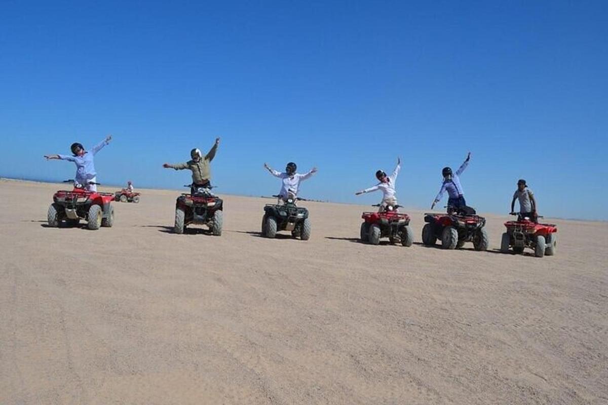 sekumpulan orang di atv di padang pasir