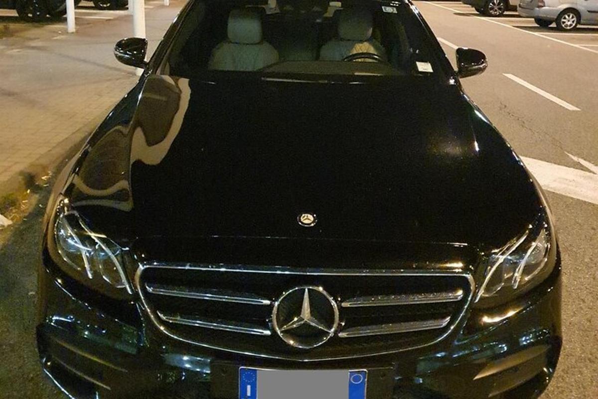 egy Mercedes Benz autó parkolt egy parkolóban