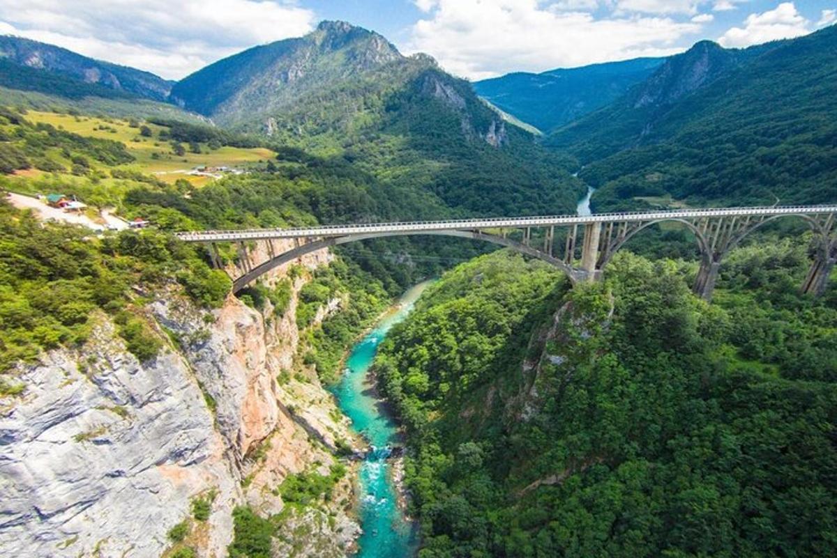μια γέφυρα πάνω από ένα ποτάμι σε μια κοιλάδα