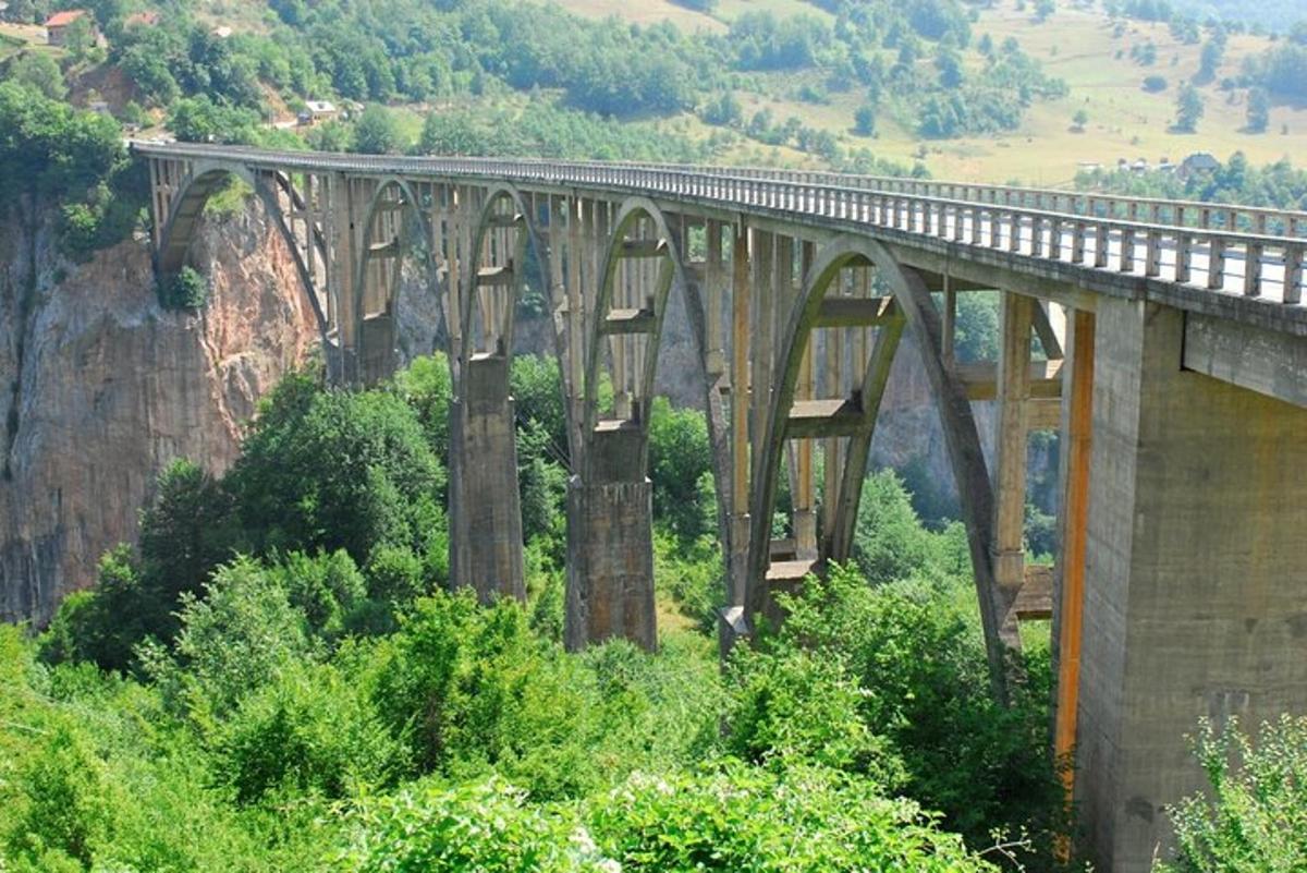 μια γέφυρα στη μέση ενός βουνού
