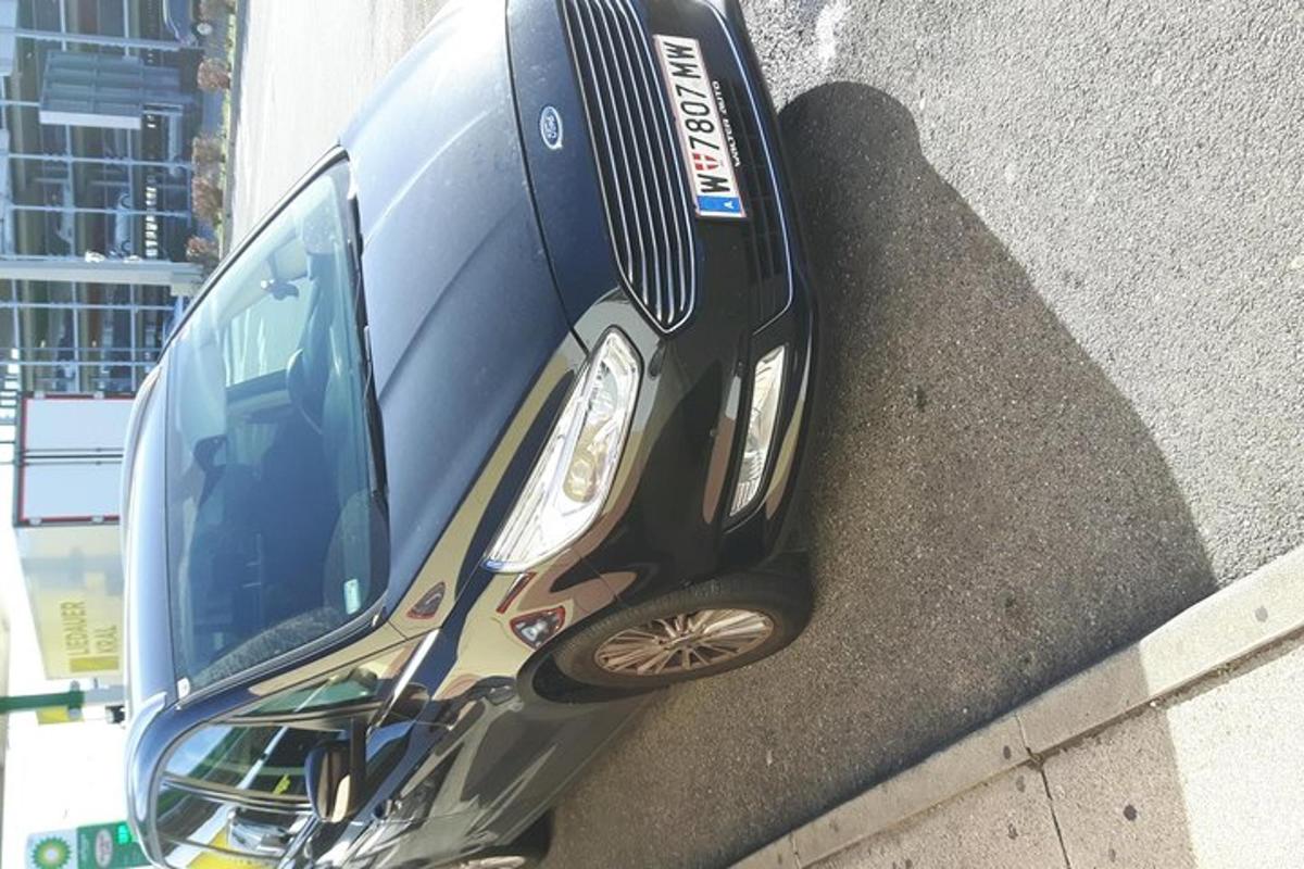 auto zaparkované na boku budovy
