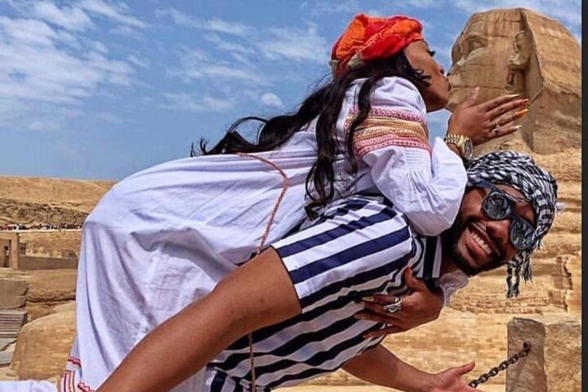 Un hombre que lleva a una mujer en su espalda en el desierto