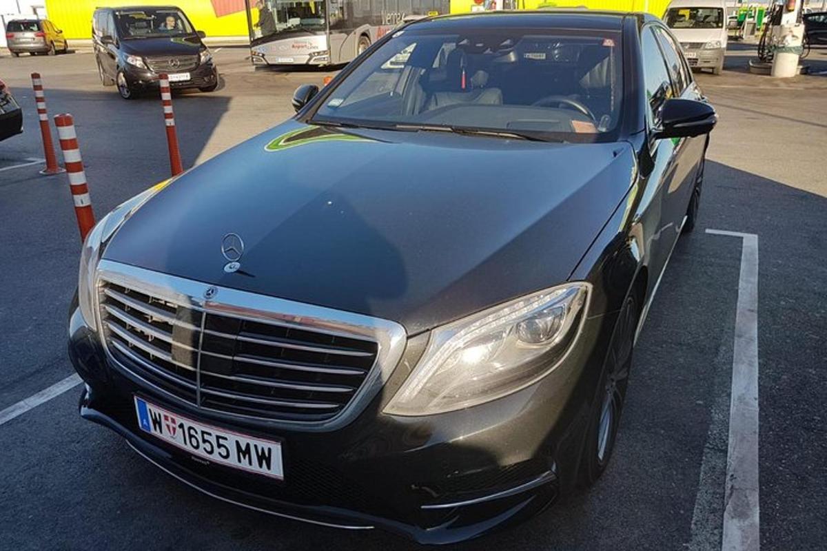 crni automobil parkiran na parkiralištu