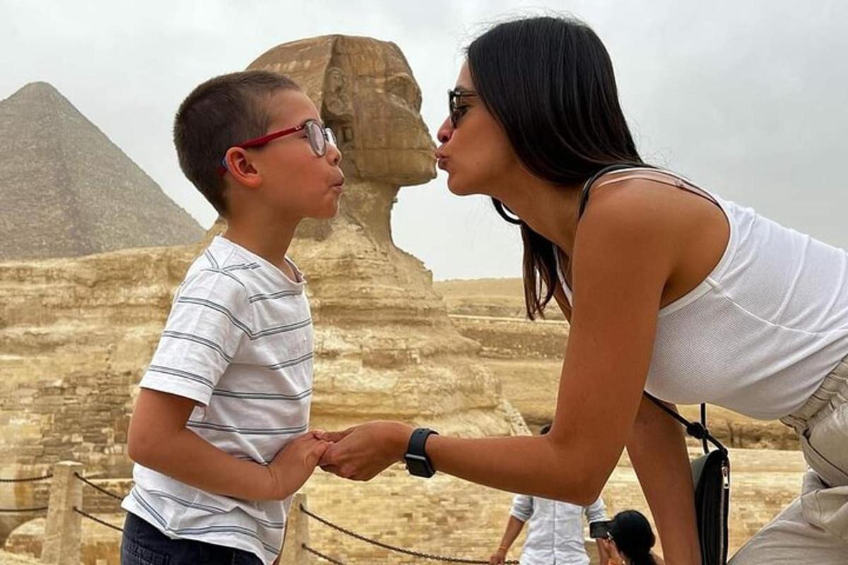 uma mulher e um menino olhando para as pirâmides