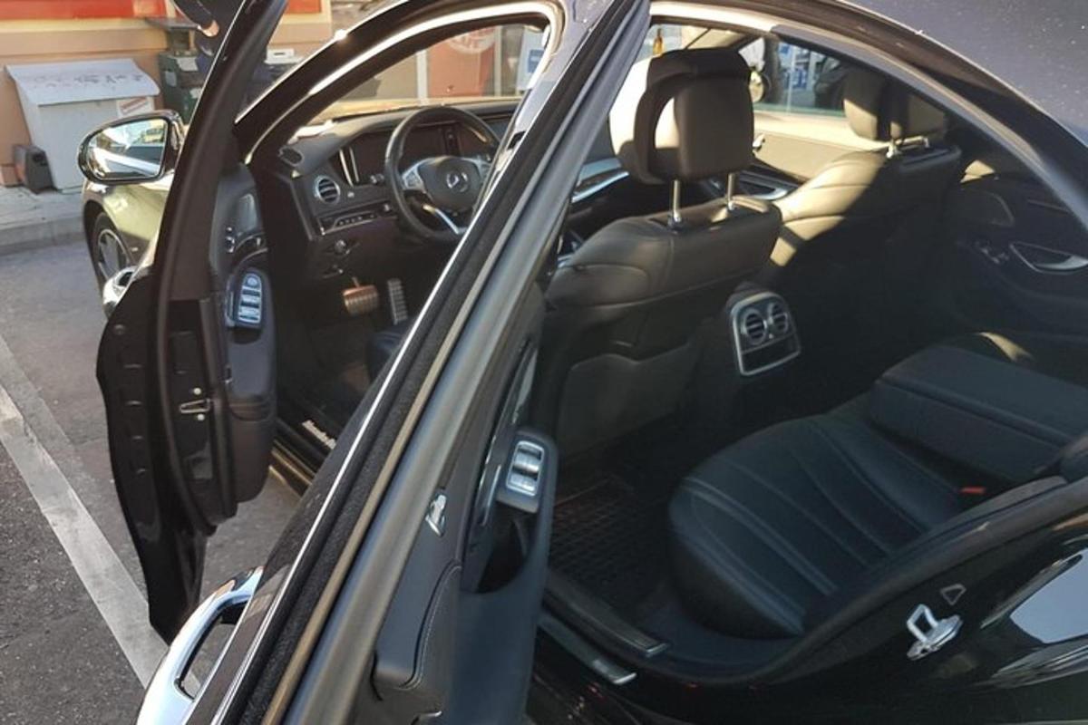 bagasi kereta terbuka dengan pintu terbuka