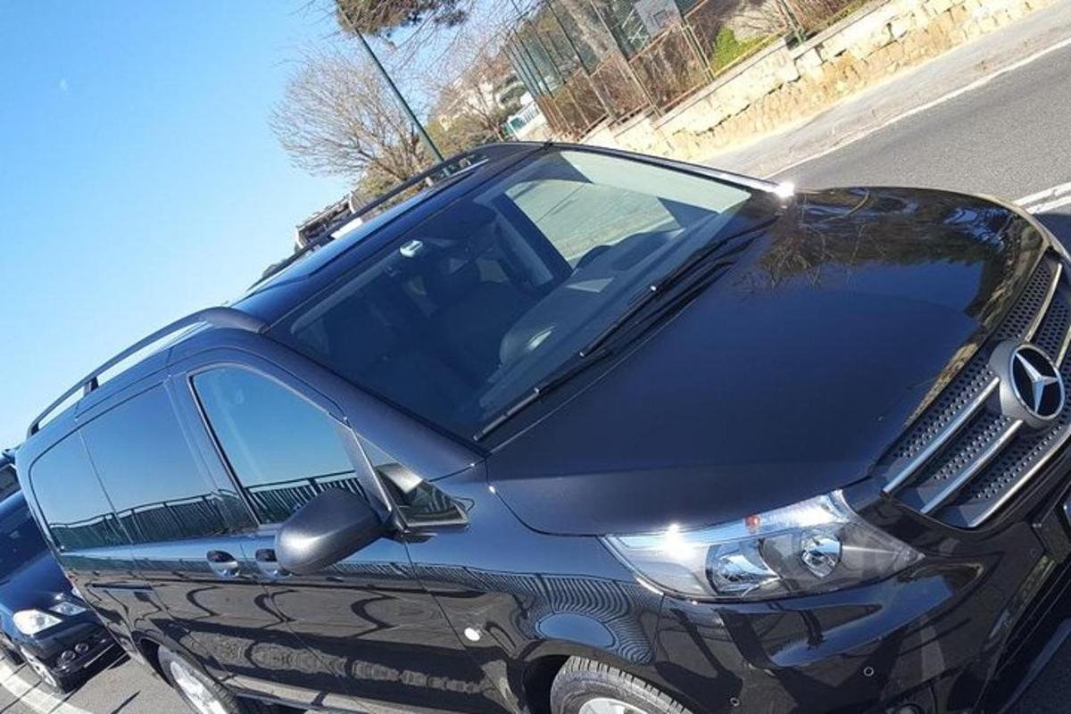 egy fekete autó parkolt az utca szélén