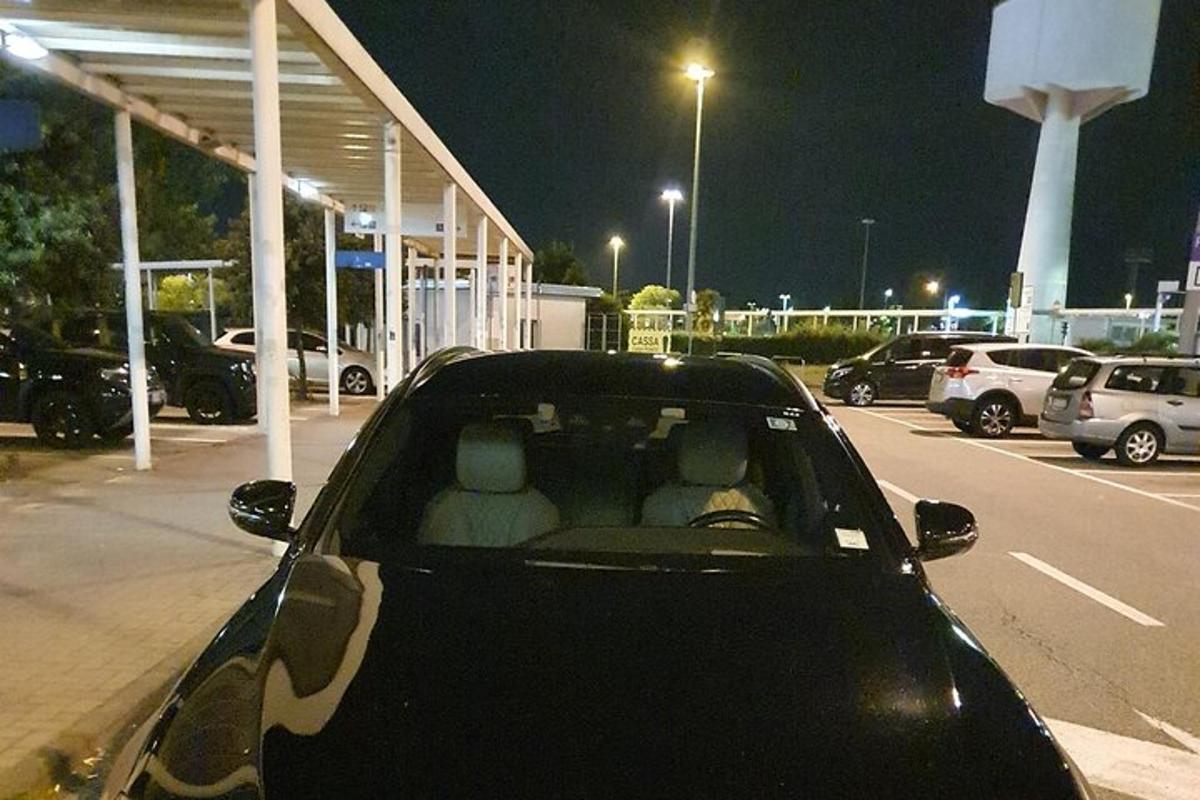 črn avto parkiran na parkirišču ponoči
