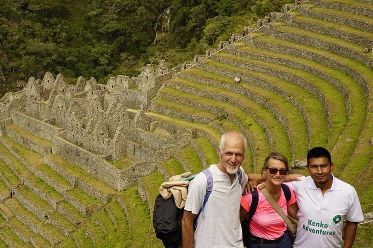 due uomini e una donna in piedi davanti a un anfiteatro