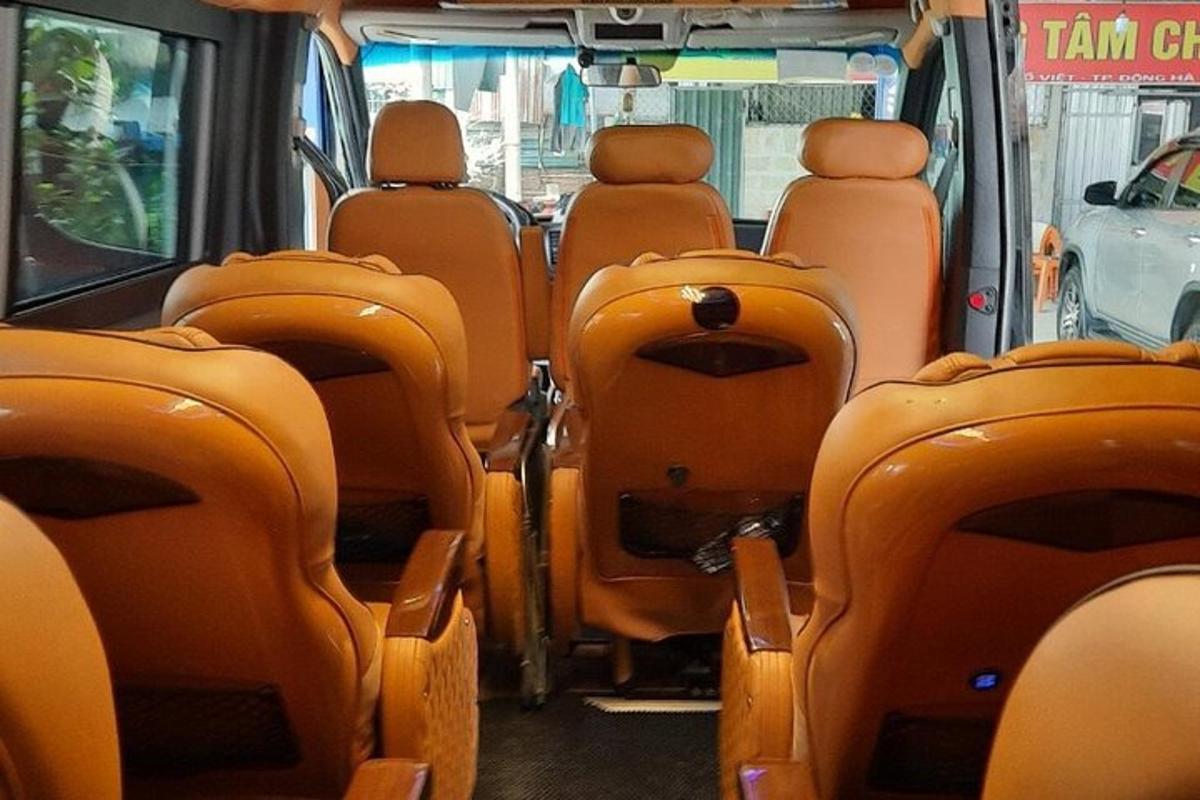 prázdný autobus s oranžovými sedadly