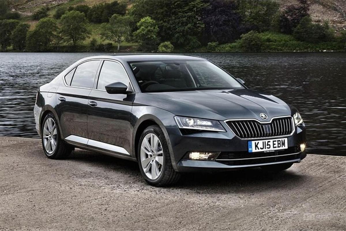 juodas automobilis, pastatytas šalia vandens telkinio