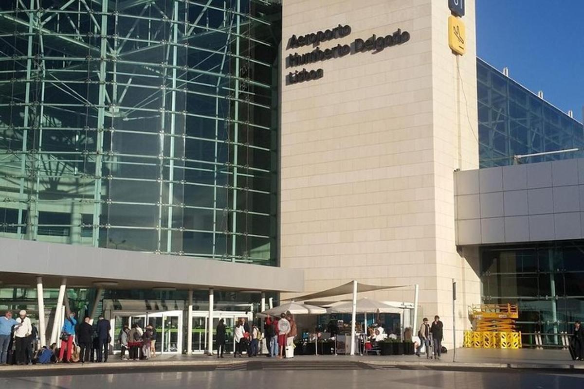 skupina lidí stojících před budovou