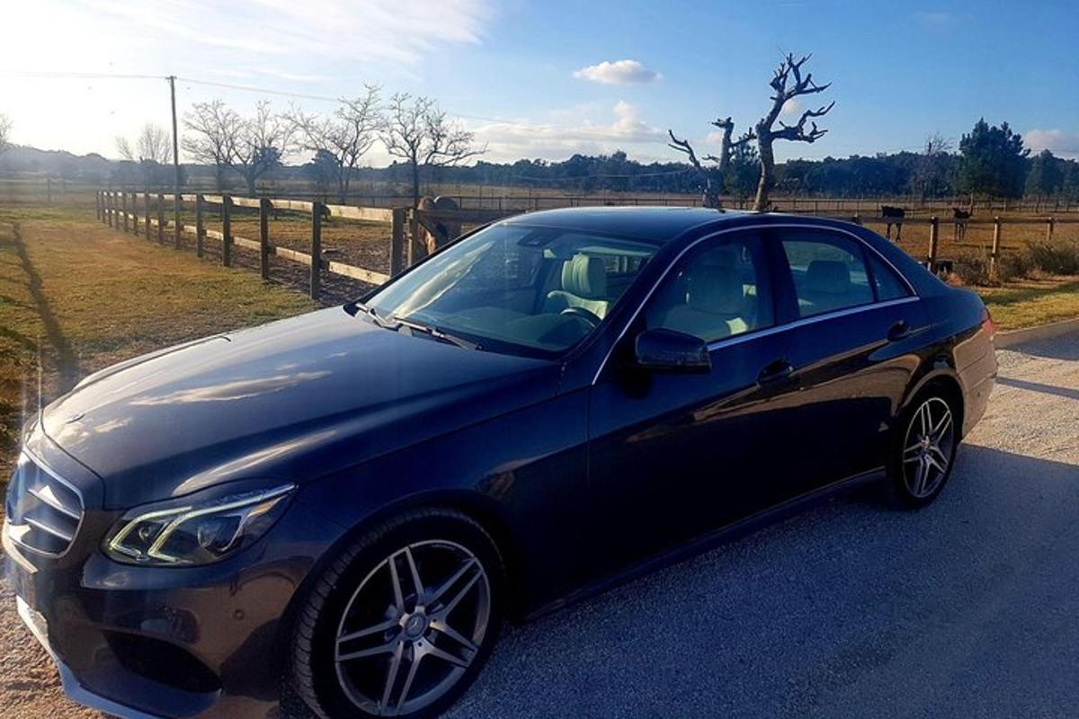 modré auto zaparkované na kraji silnice