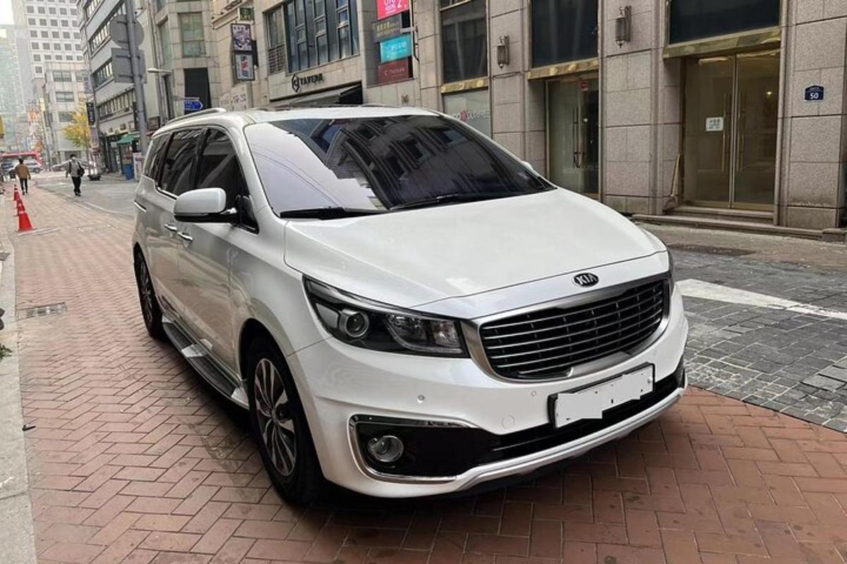 un'auto bianca parcheggiata sul ciglio di una strada