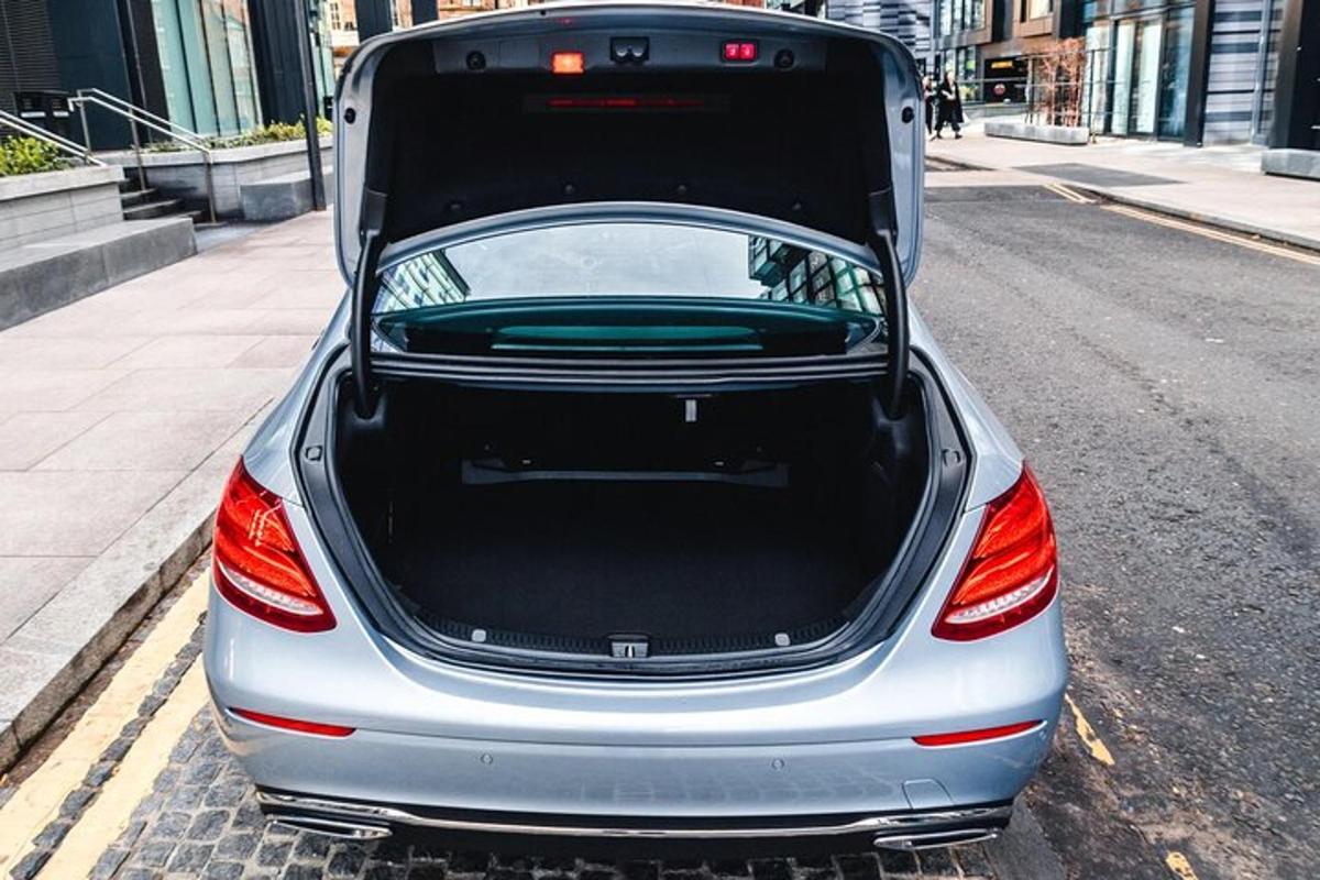 um carro estacionado na rua com o porta-malas aberto