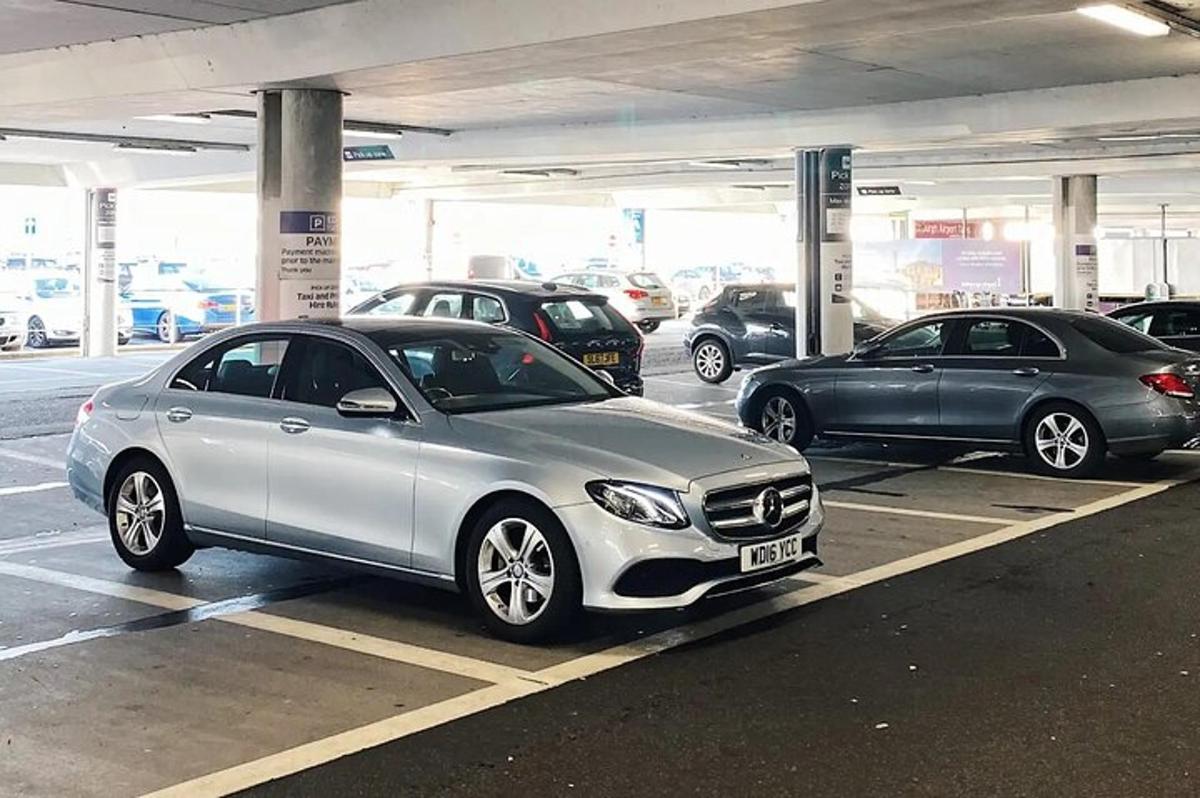 um carro prateado estacionado em um estacionamento