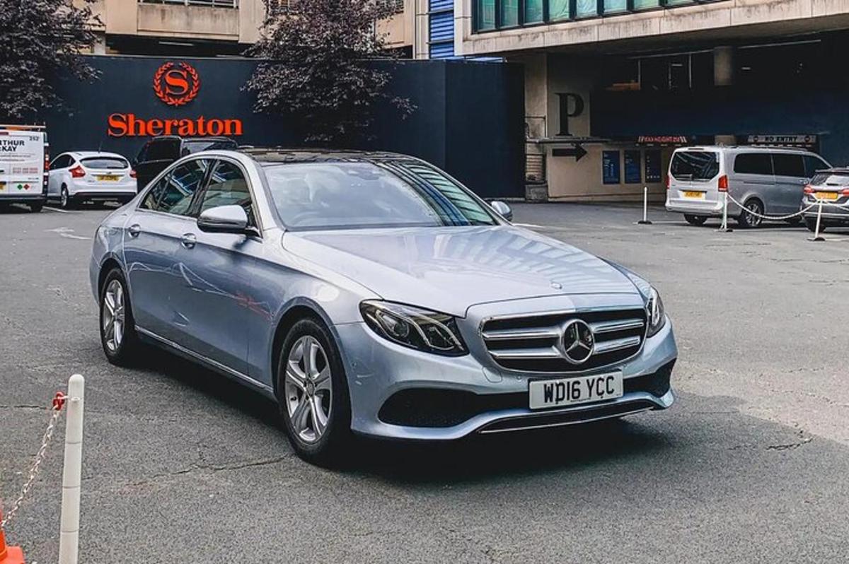 strieborné auto zaparkované na parkovisku