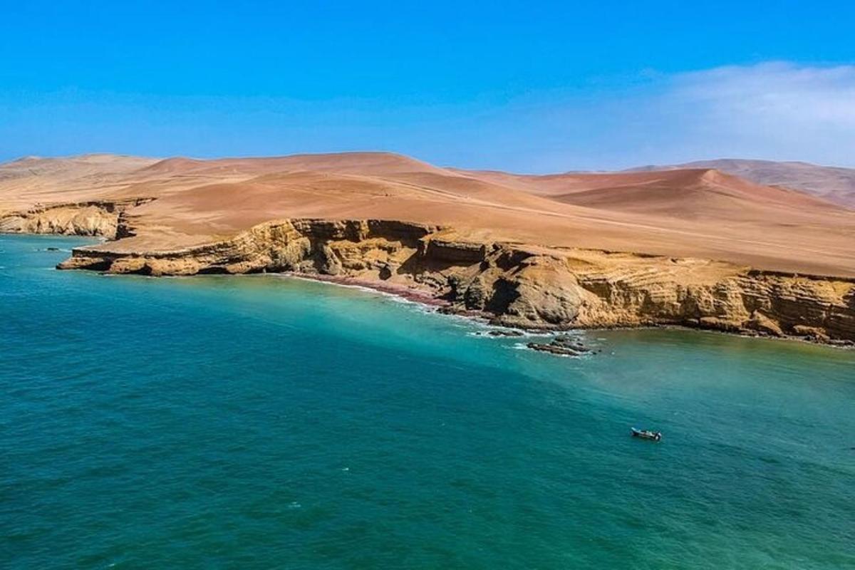 sebuah pulau di tengah-tengah badan air